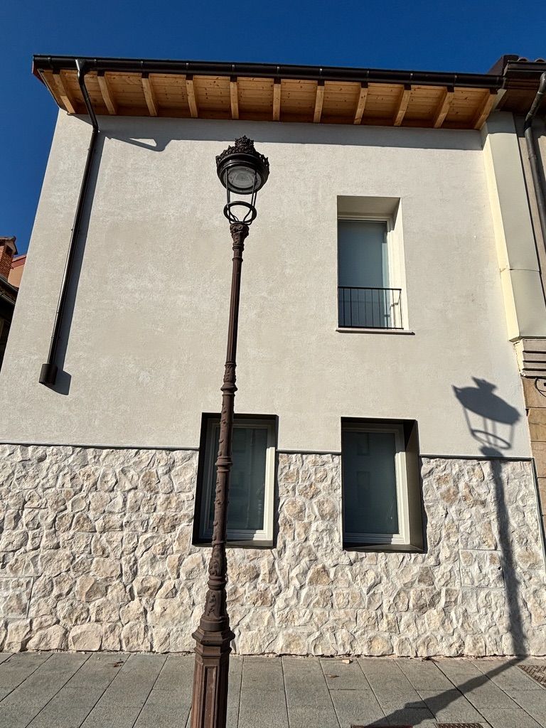 Fachada de El Santo Hostel — alquiler exclusivo del edificio en Burgos
